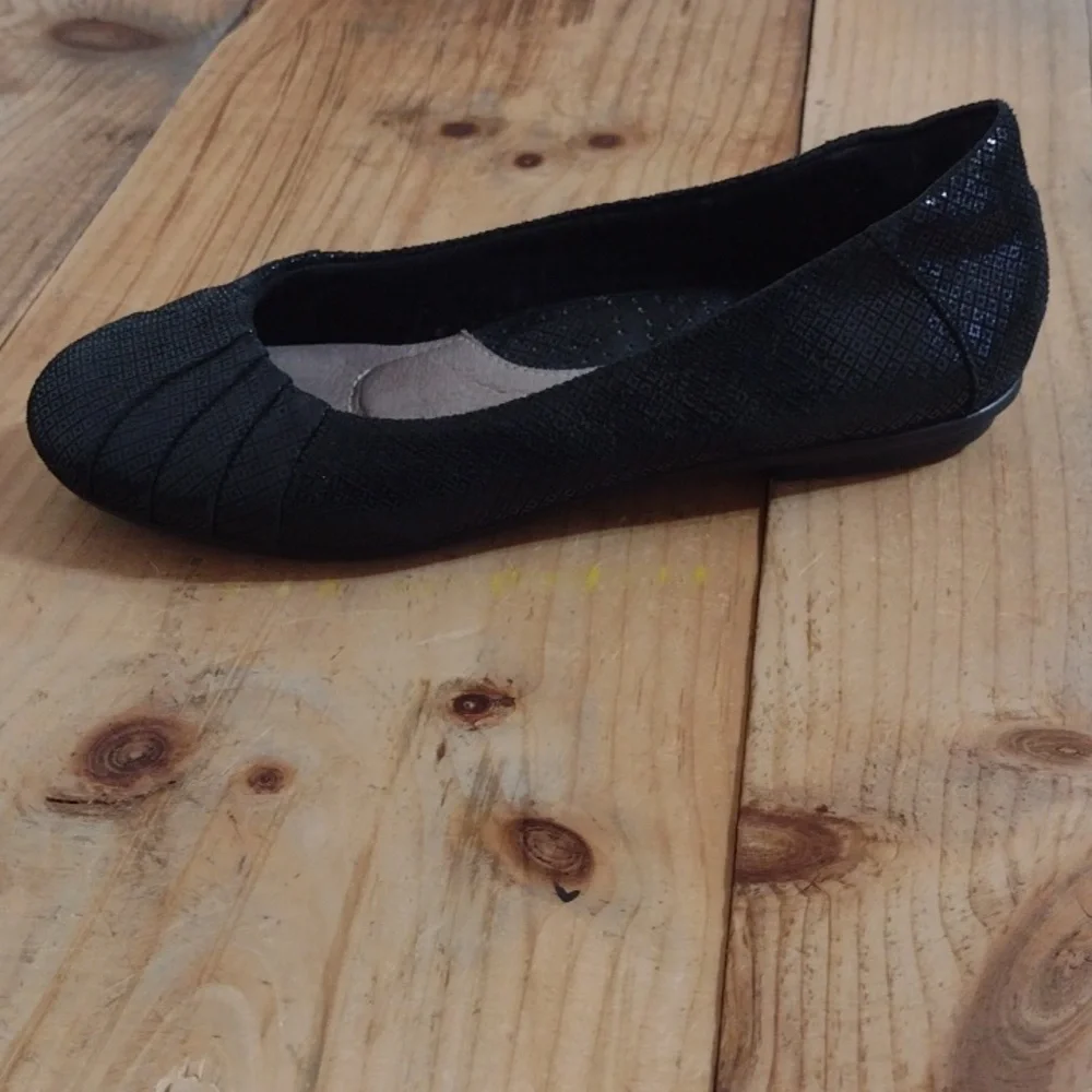 Earth Bellwether Black Leather Flat Shoes Size 7B